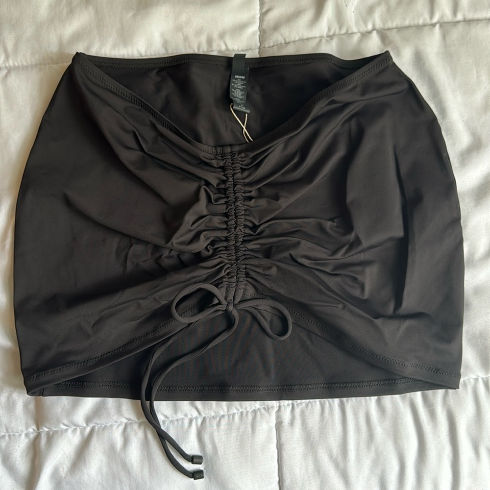 SKIMS RUCHED MINI SKIRT- ONYX - Picture 2 of 10